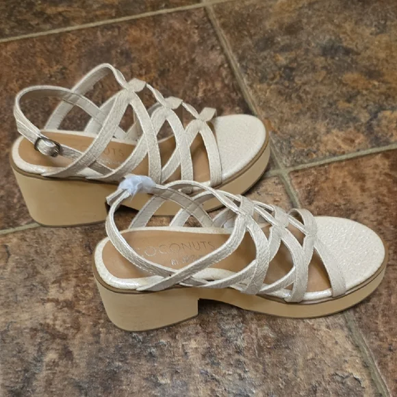 Matisse Cream Sandals with Strappy Design and Cushioned Sole - Picture 4 of 8